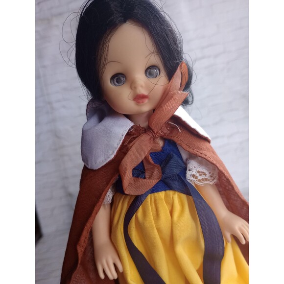 Retro Fairytale Snow White Doll | Collectible 1980s Nostalgic Gift Idea - Picture 3 of 3